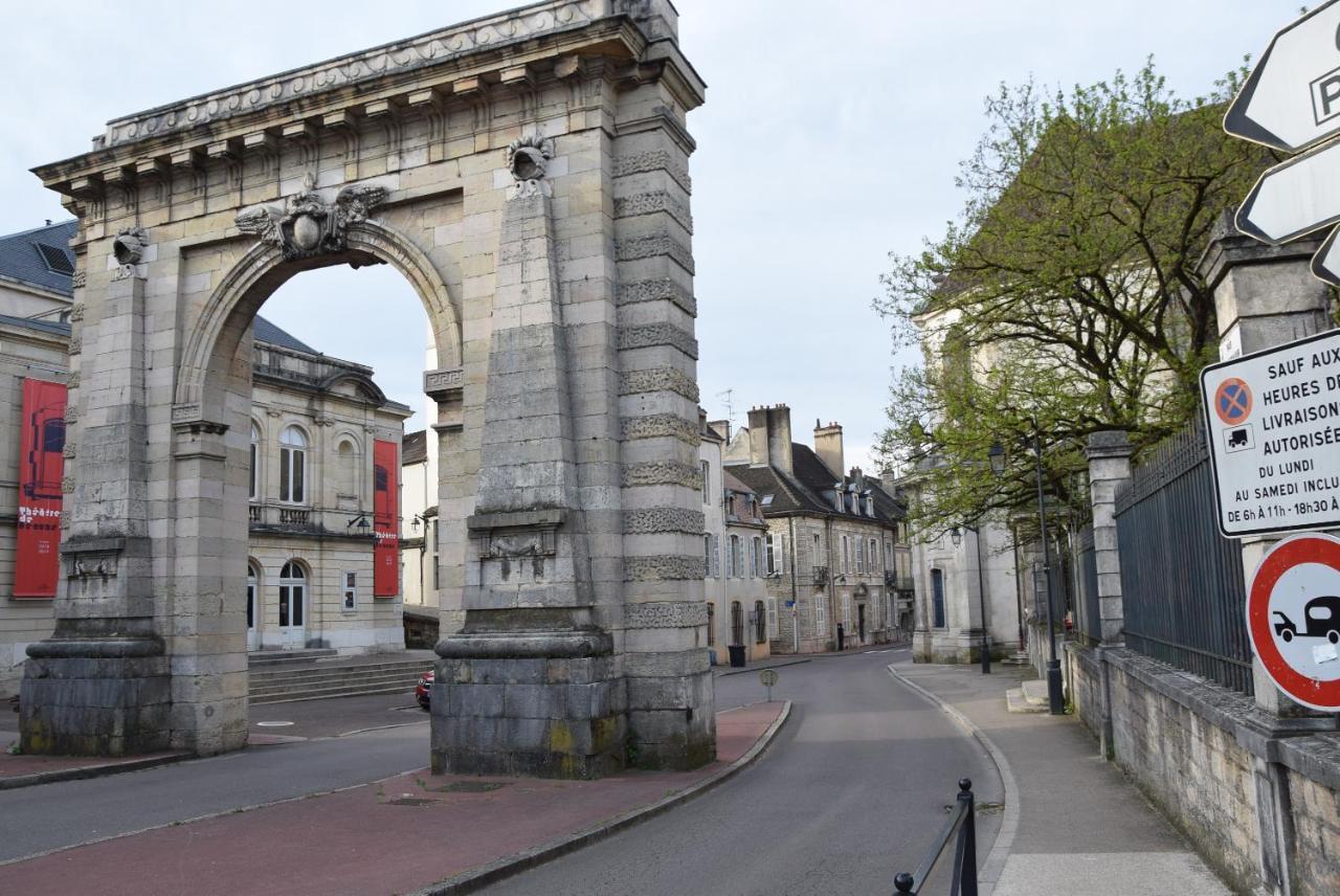 Apartamento Insolite Le Logement Des Gardes De La Porte De Beaune Au Xviie Siecle Atypique Exterior foto